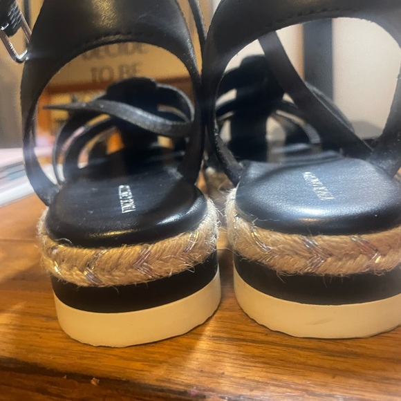 Leather Vince Camuto sandals! Size 9.5. - Picture 4 of 8